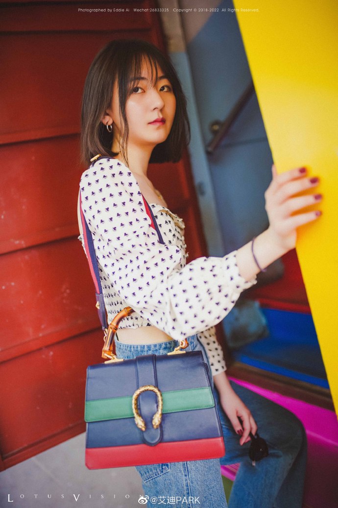 清纯美女的时髦穿搭图片 4