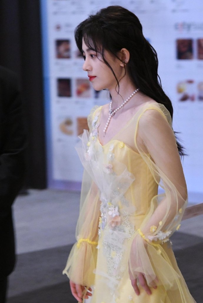 四川美女明星鞠婧祎穿鹅黄色纱裙图片 4