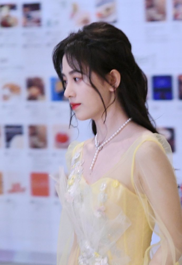 四川美女明星鞠婧祎穿鹅黄色纱裙图片 5