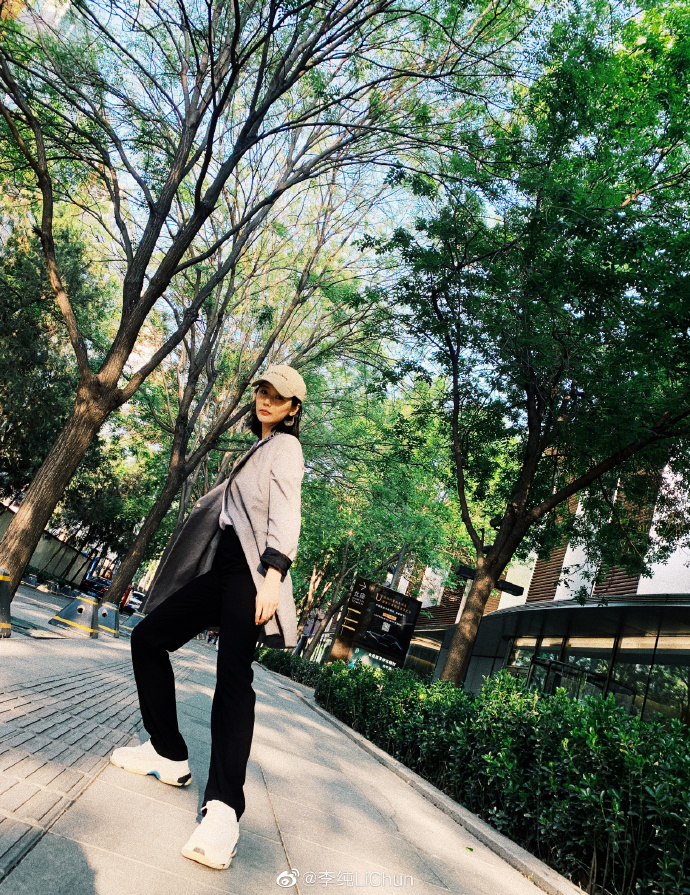 安徽美女图片 中国女星李纯春日街拍图片 7