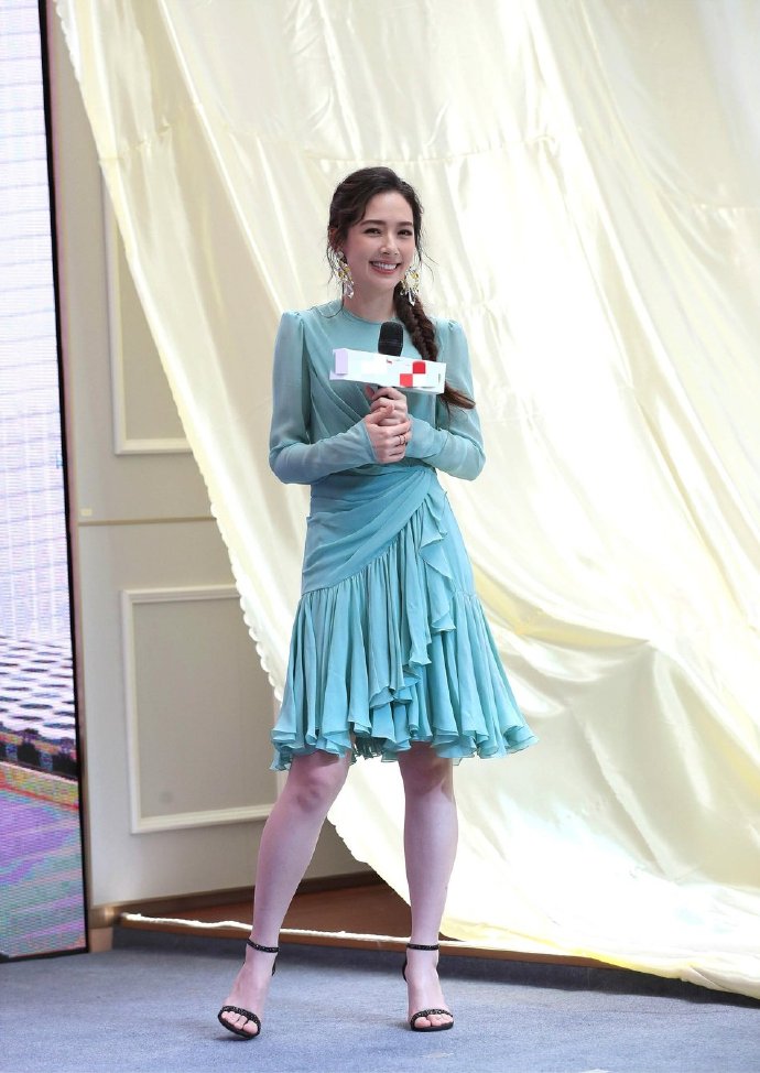 台湾美女图片 广告女神郭碧婷青绿色连衣裙图片 2