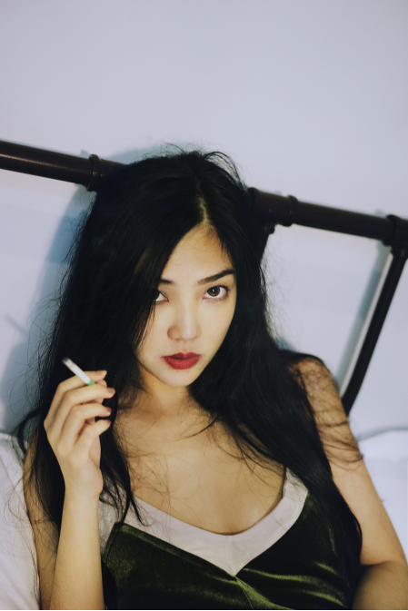 清纯美女吊带深沟高级性感图片 4