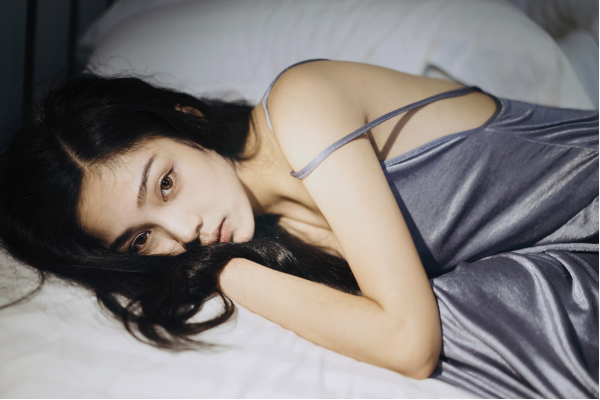 清纯美女吊带深沟高级性感图片 5