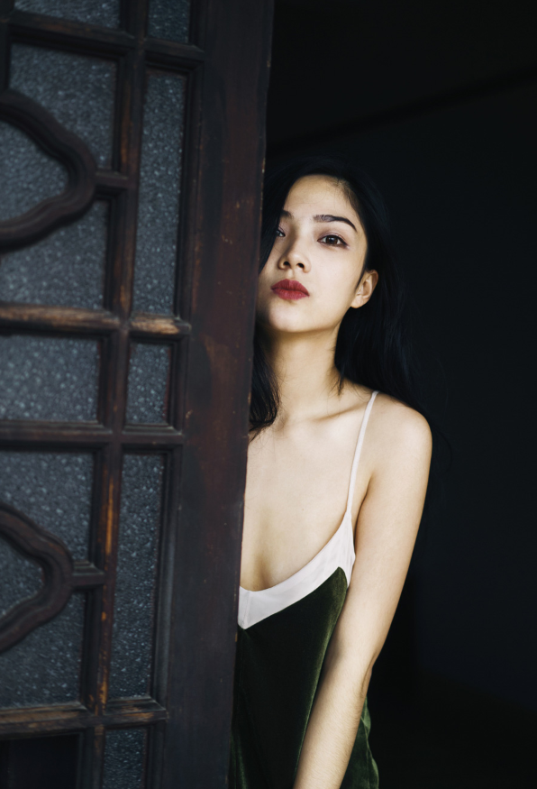 清纯美女吊带深沟高级性感图片 6