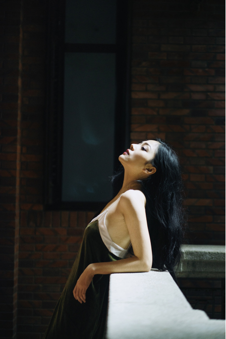 清纯美女吊带深沟高级性感图片 7