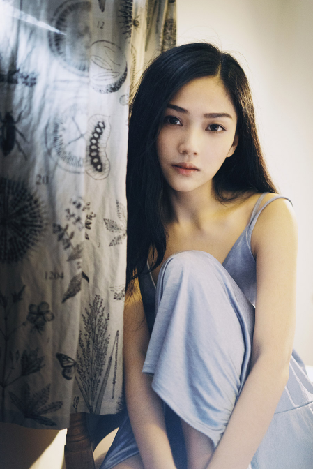 清纯美女吊带深沟高级性感图片 8