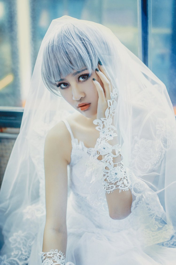 冷艳的银发新娘婚纱摄影图片 3