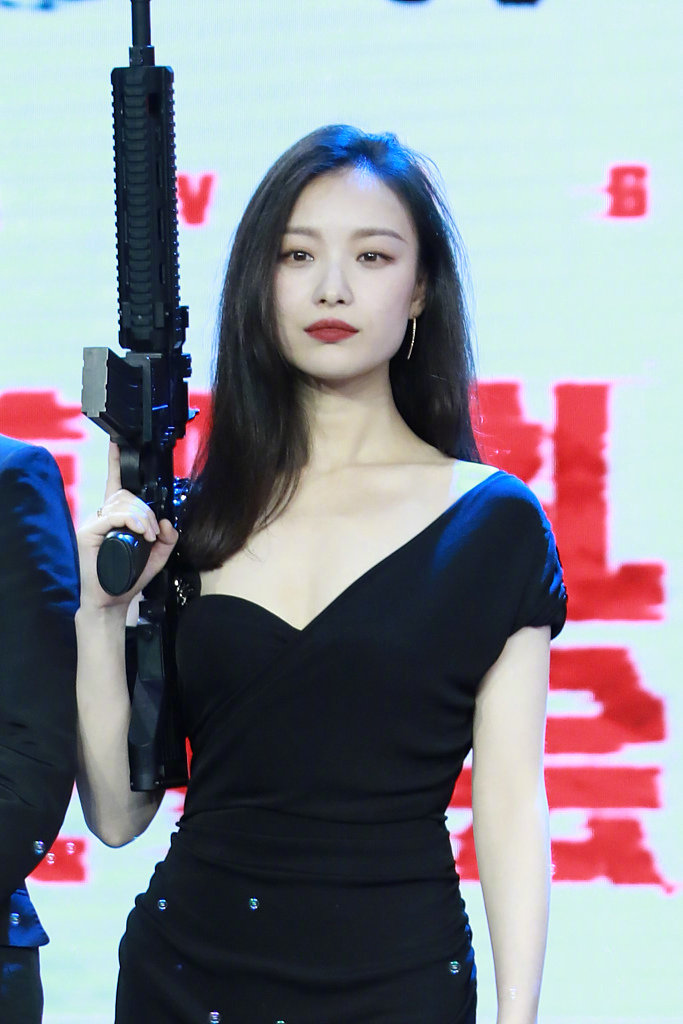 南京美女图片 小黑裙配红唇倪妮亮相新片首映图 4