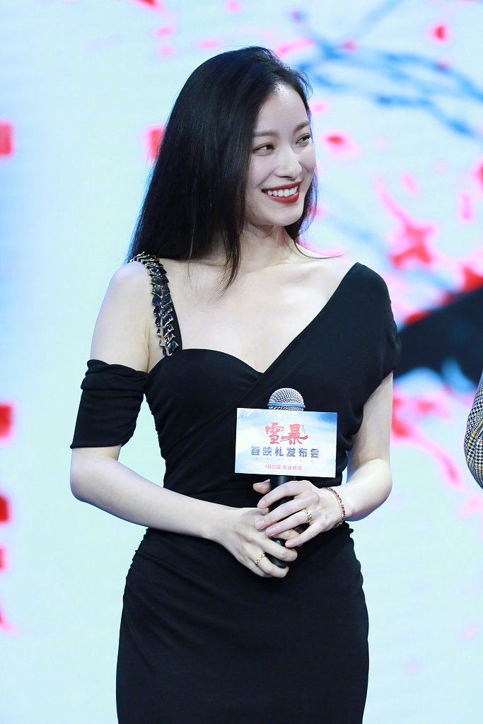 南京美女图片 小黑裙配红唇倪妮亮相新片首映图 5