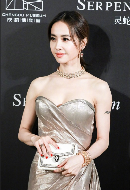 台湾美女图片 性感舞娘蔡依林金色裸肩晚礼服图 2