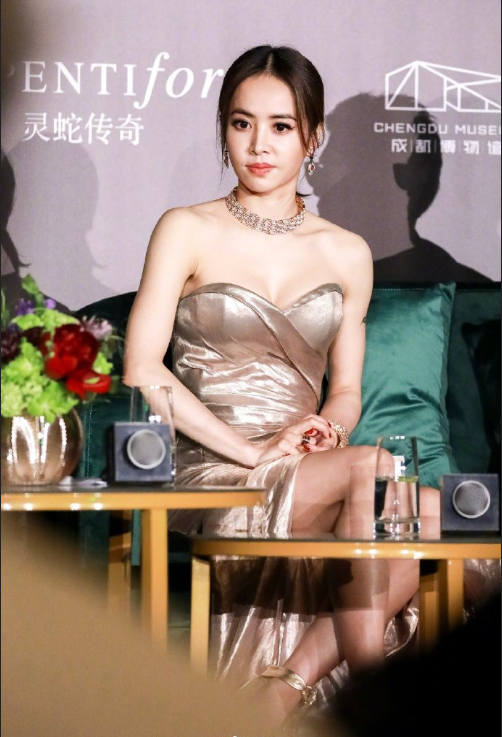 台湾美女图片 性感舞娘蔡依林金色裸肩晚礼服图 4