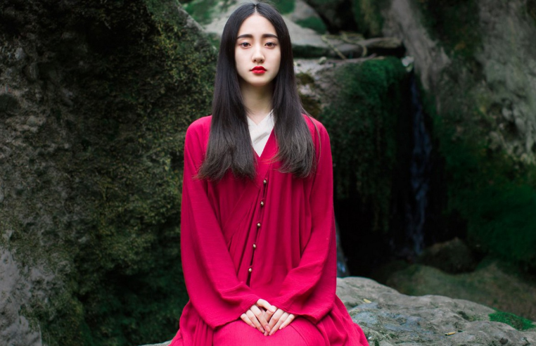 红色青衣的古装美女图片 2
