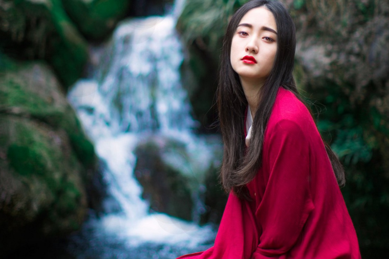 红色青衣的古装美女图片 3