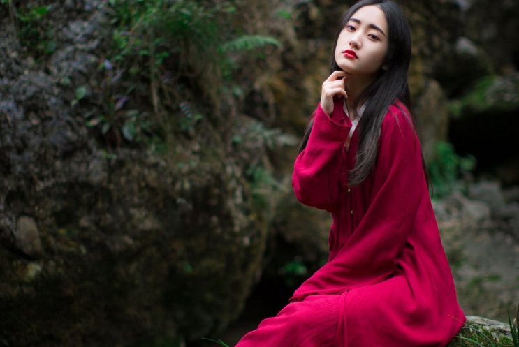 红色青衣的古装美女图片 4