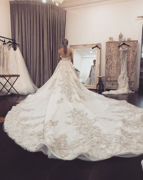 漂亮的露背婚纱图片 5