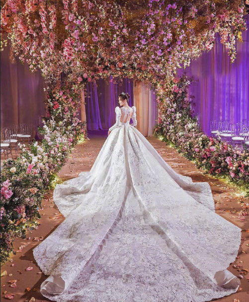 漂亮的露背婚纱图片 9