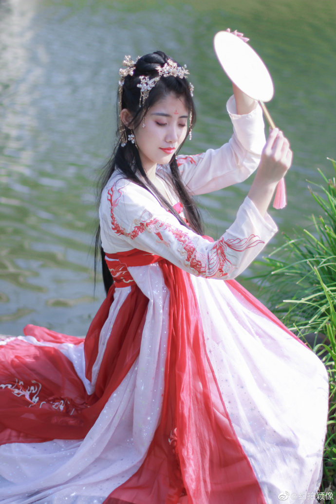 桃花树下的古装美女图片 2