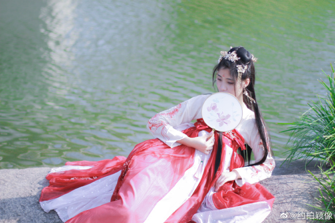桃花树下的古装美女图片 3