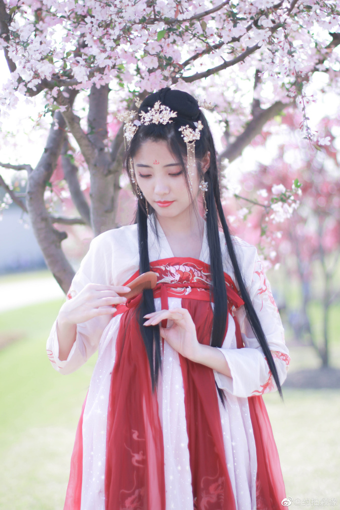 桃花树下的古装美女图片 5