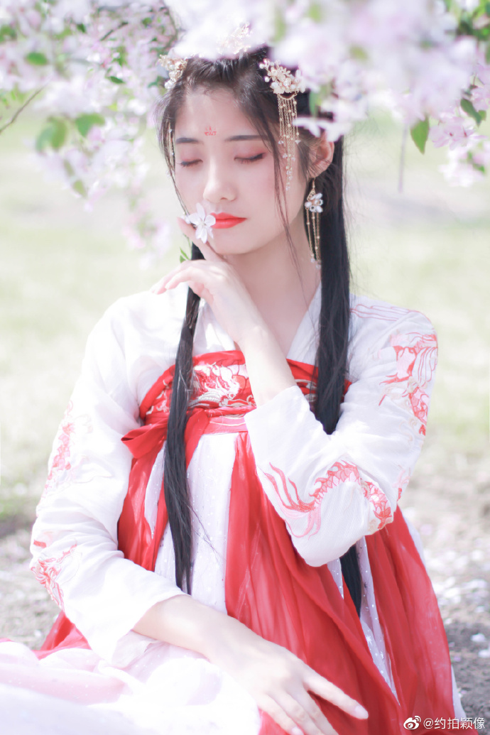 桃花树下的古装美女图片 7