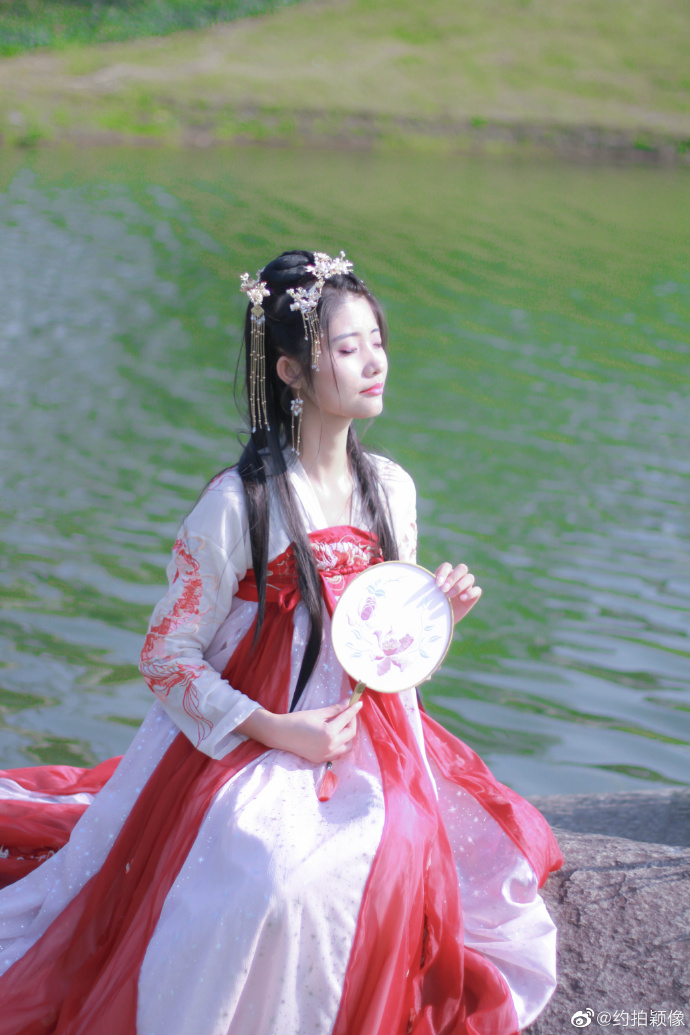 桃花树下的古装美女图片 9