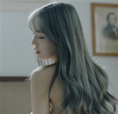 蓬松的大卷发美女图片