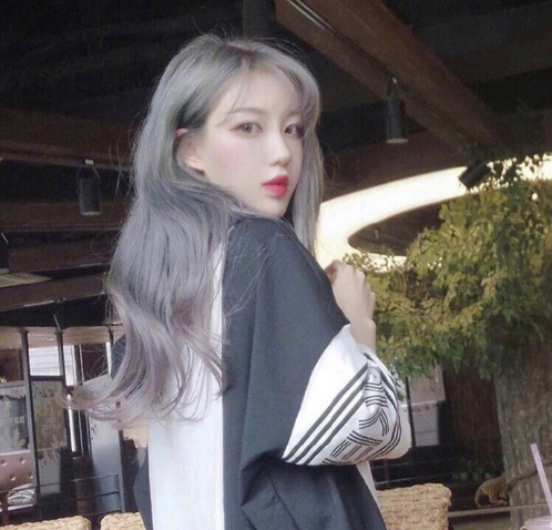 蓬松的大卷发美女图片 2