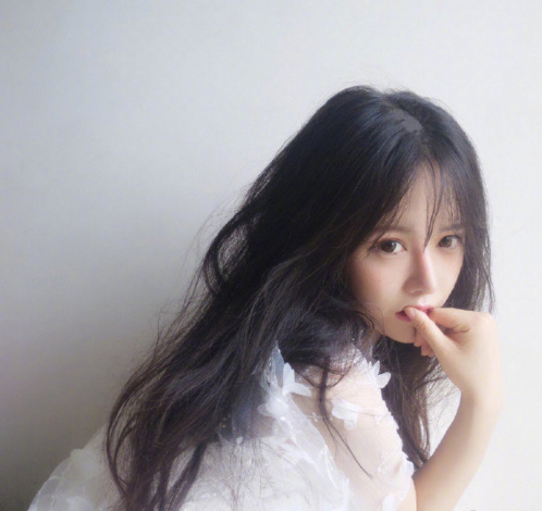 蓬松的大卷发美女图片 3