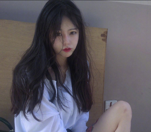 蓬松的大卷发美女图片 4
