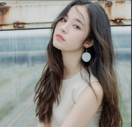 蓬松的大卷发美女图片 5