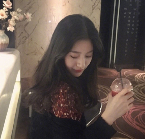 蓬松的大卷发美女图片 6