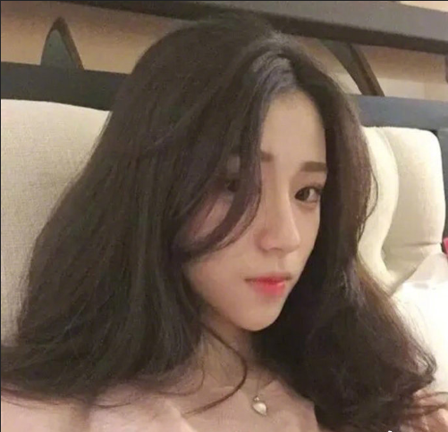 蓬松的大卷发美女图片 7