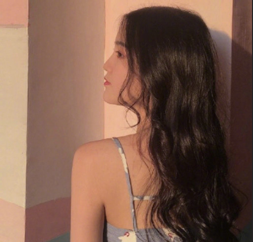 蓬松的大卷发美女图片 8