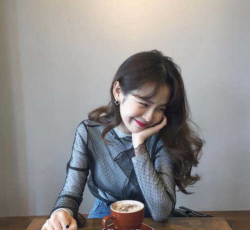 中长发妹子的大卷发发型图片