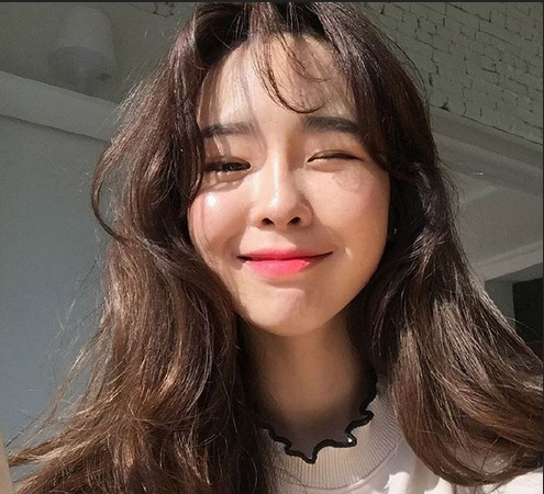 中长发妹子的大卷发发型图片 2