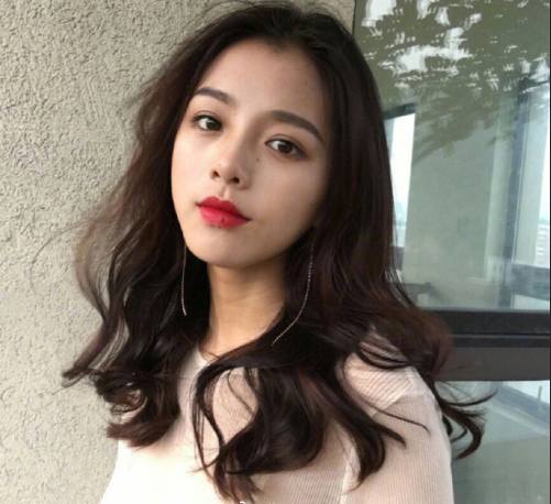 中长发妹子的大卷发发型图片 4