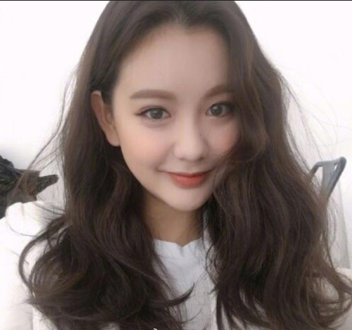 中长发妹子的大卷发发型图片 8