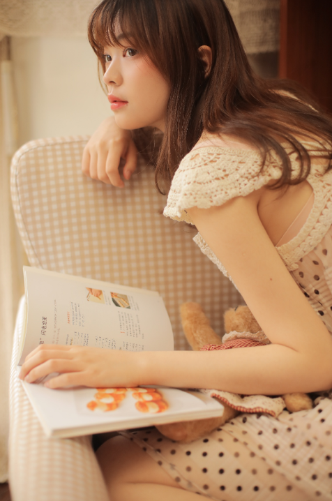 清纯美女图片 元气少女波点吊带裙照片 4