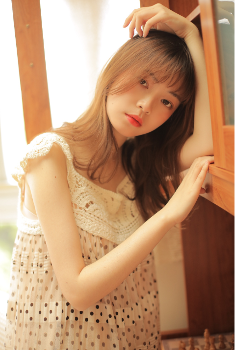 清纯美女图片 元气少女波点吊带裙照片 6