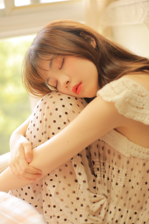 清纯美女图片 元气少女波点吊带裙照片 8