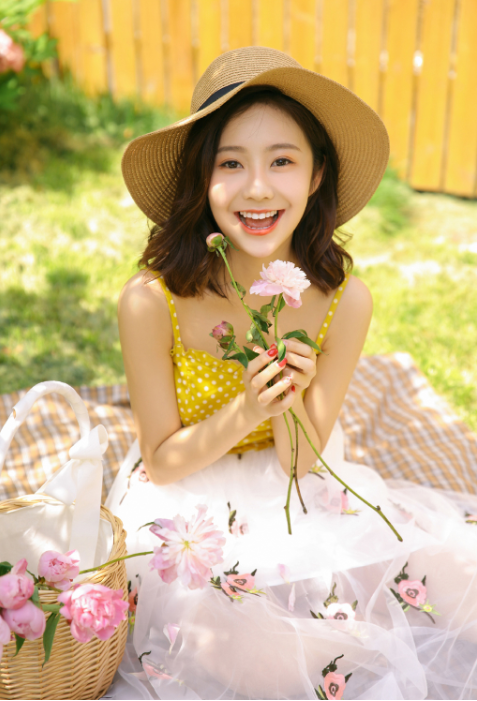 小清新美女图片 清纯美女夏日户外写真图片 8
