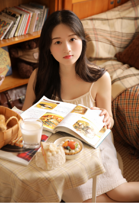 吊带美女图片懒散的居家写真 3
