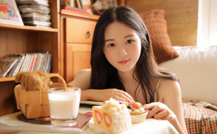 吊带美女图片懒散的居家写真 4