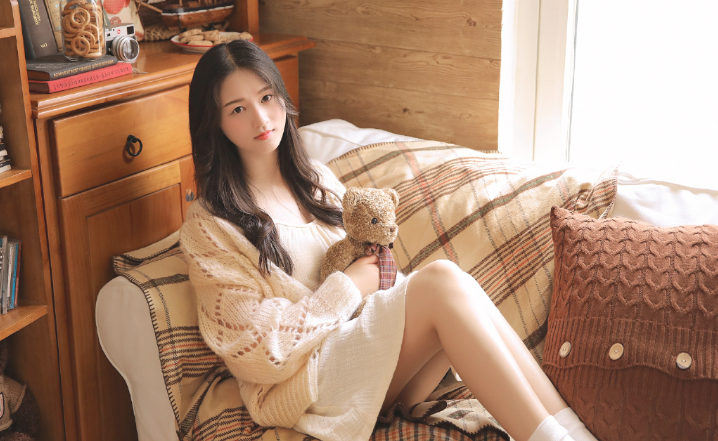 吊带美女图片懒散的居家写真 6