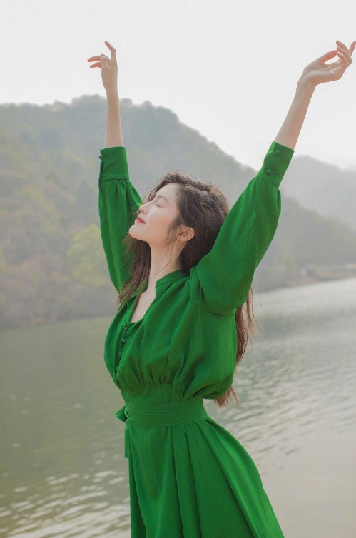 中国美女国际超模何穗绿裙写真图片 2