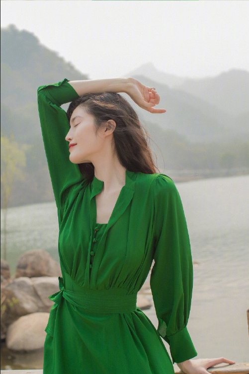 中国美女国际超模何穗绿裙写真图片 3