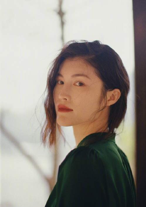 中国美女国际超模何穗绿裙写真图片 9