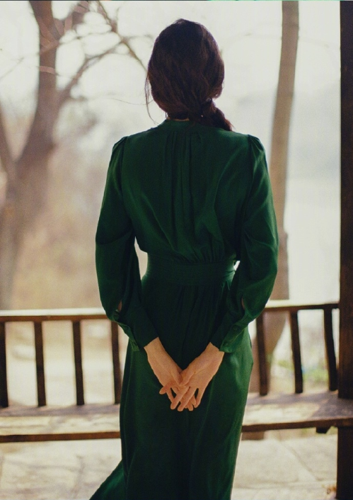中国美女国际超模何穗绿裙写真图片 11