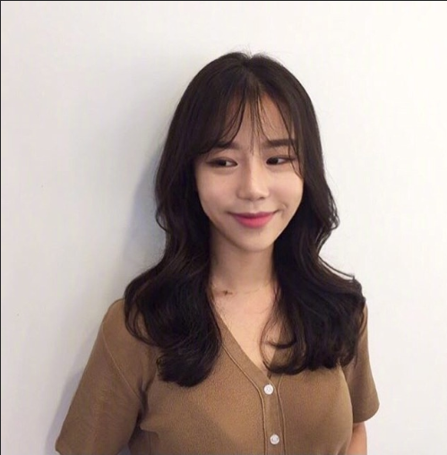 温柔的小姐姐长卷发发型图片