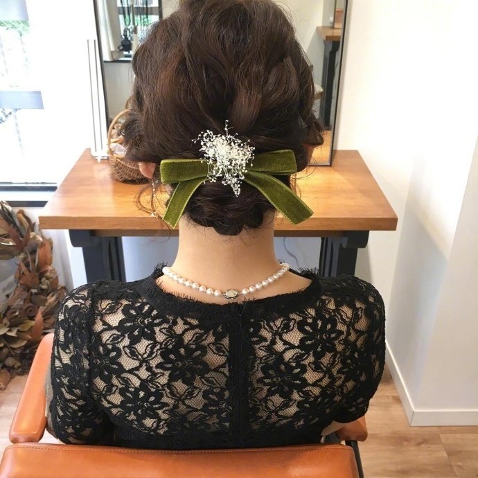 适合结婚的唯美新娘编发发型图片 8